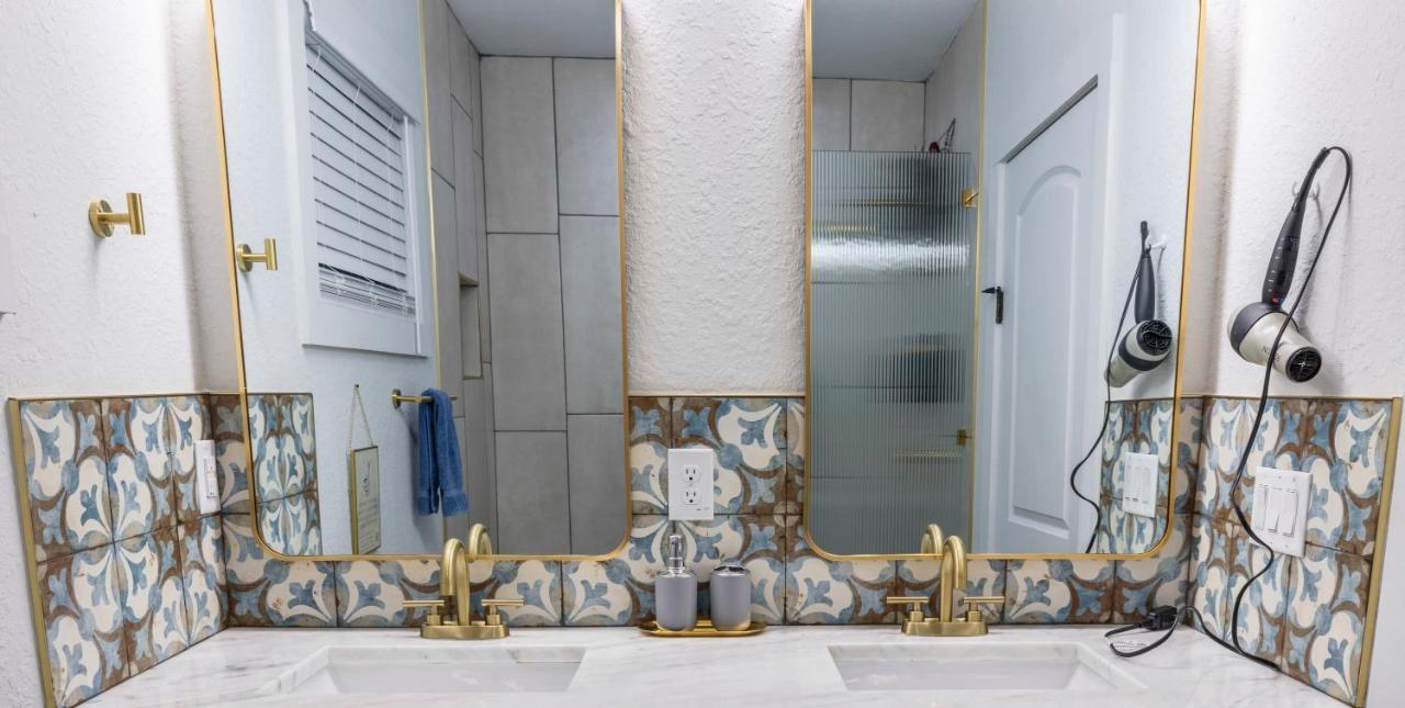 Luxury 5-br House, Downtown With Holiday home *