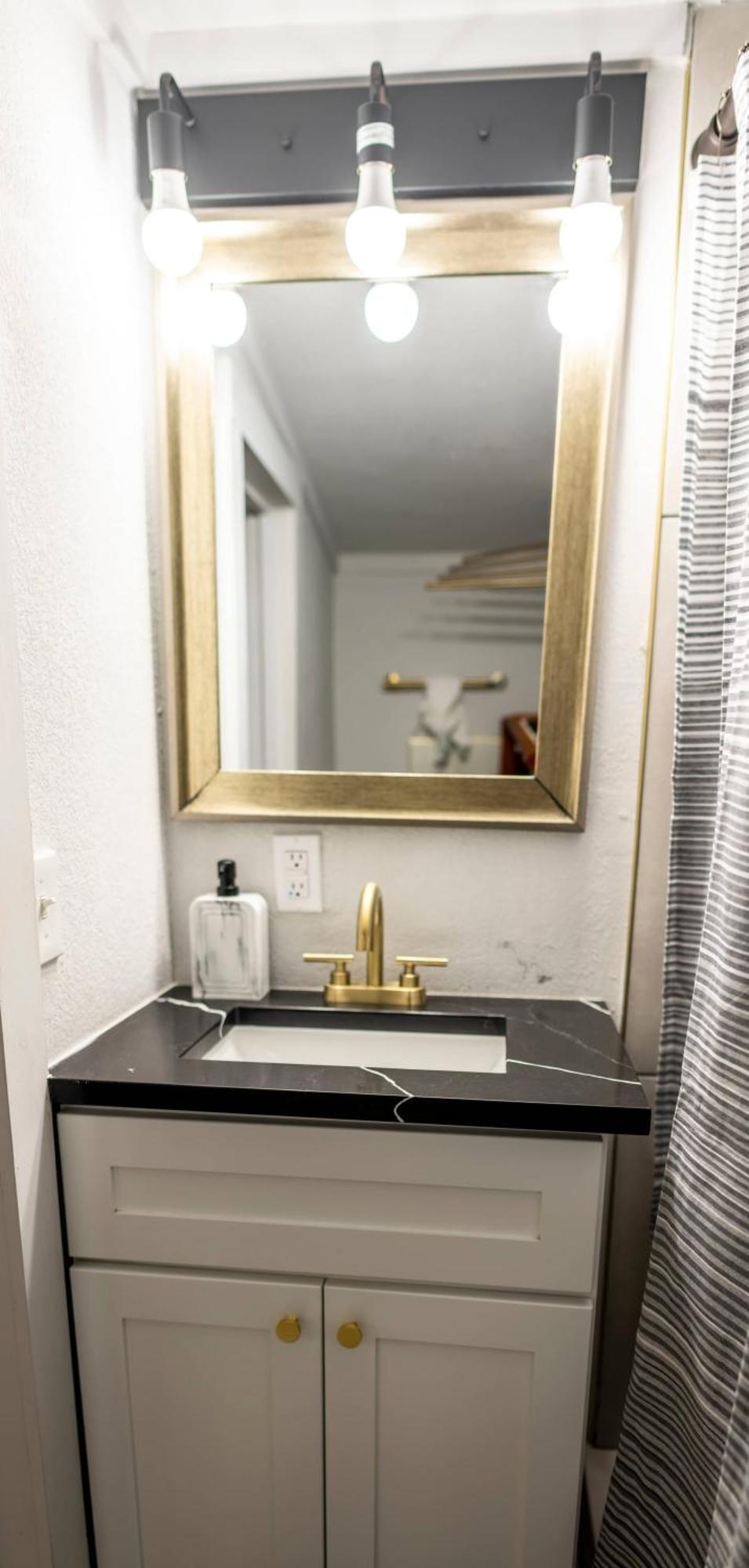 Luxury 5-br House, Downtown With Holiday home *