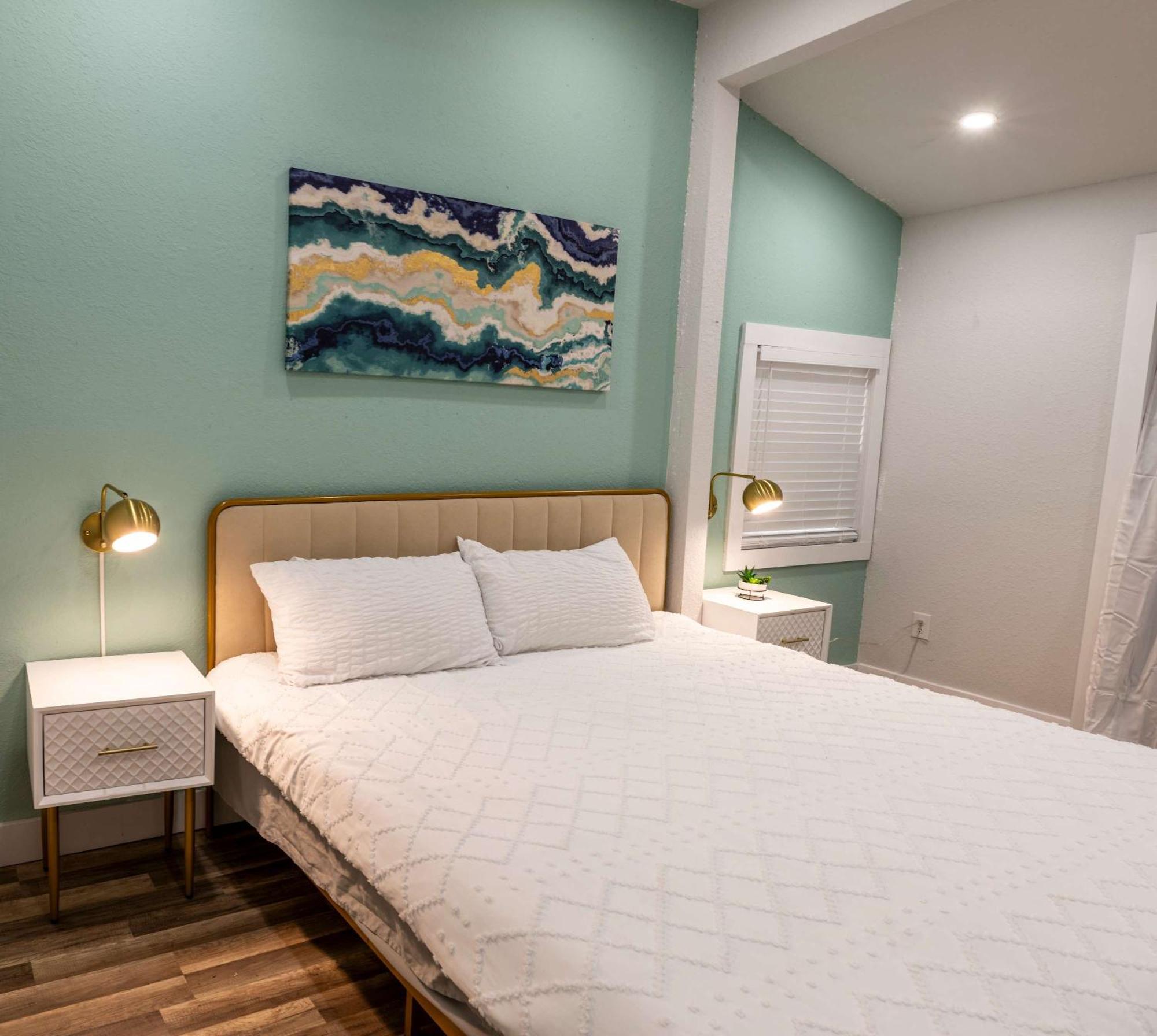 Luxury 5-br House, Downtown With