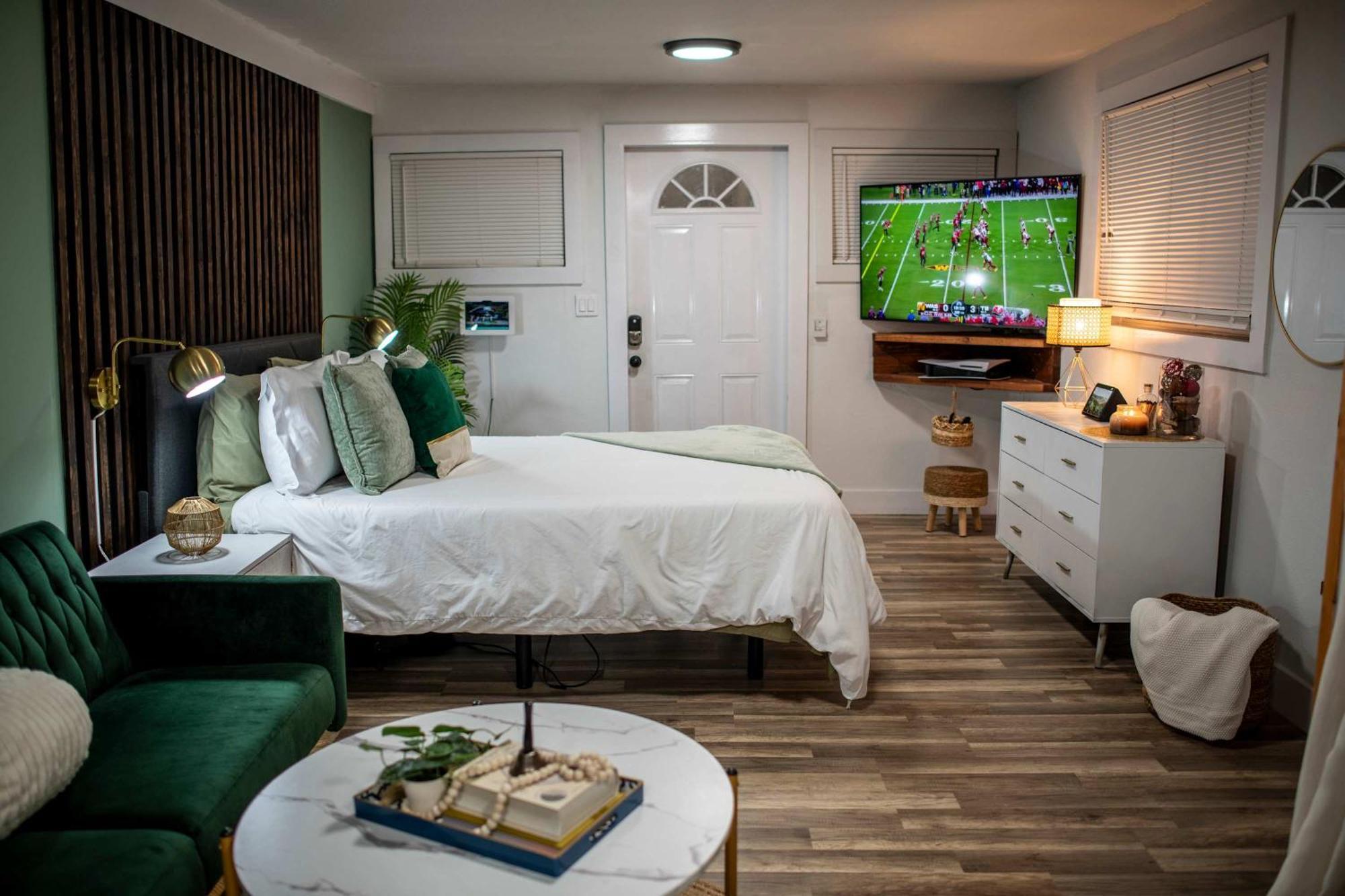 Luxury 5-br House, Downtown With Holiday home